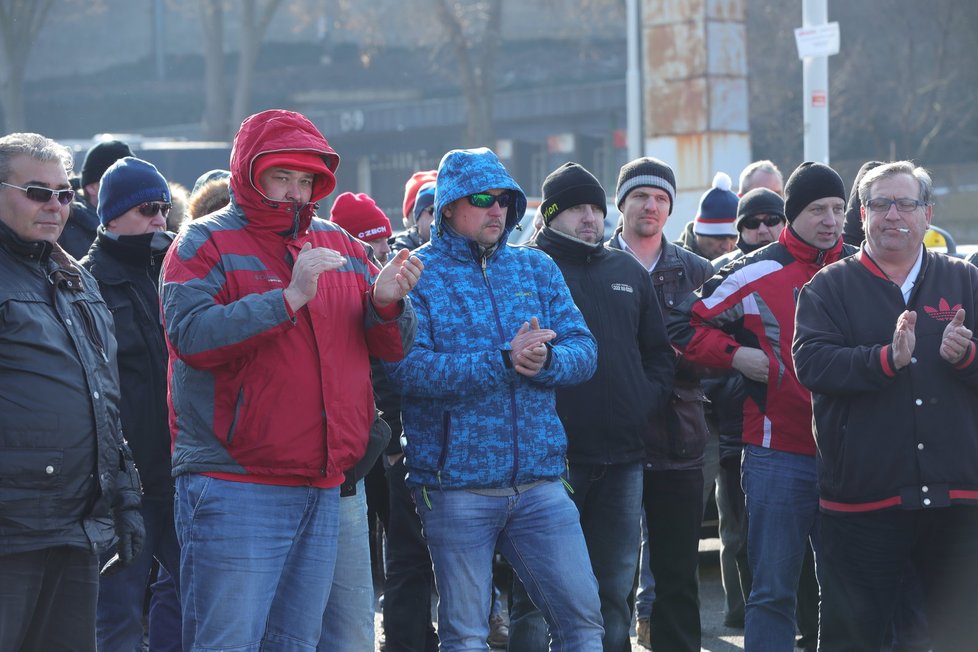 Taxikáři při protestu 1. března vyjeli k Úřadu vlády, ministerstvu dopravy i magistrátu.