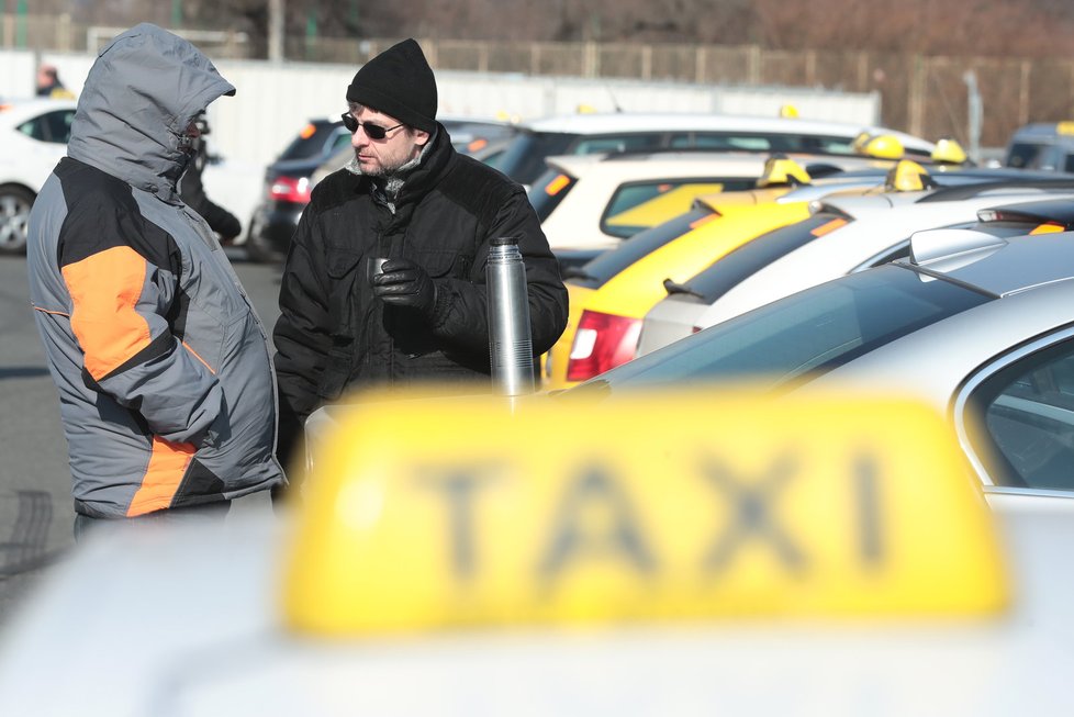 Taxikáři při protestu 1. března vyjeli k Úřadu vlády, ministerstvu dopravy i magistrátu.