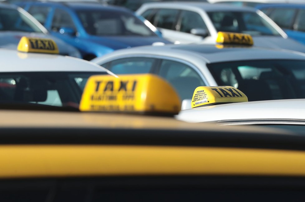 Taxikáři pokračují v protestech proti společnostem Uber a Taxify.