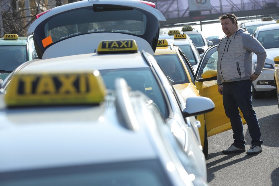 Taxikáři při protestu 1. března vyjeli k Úřadu vlády, ministerstvu dopravy i magistrátu.