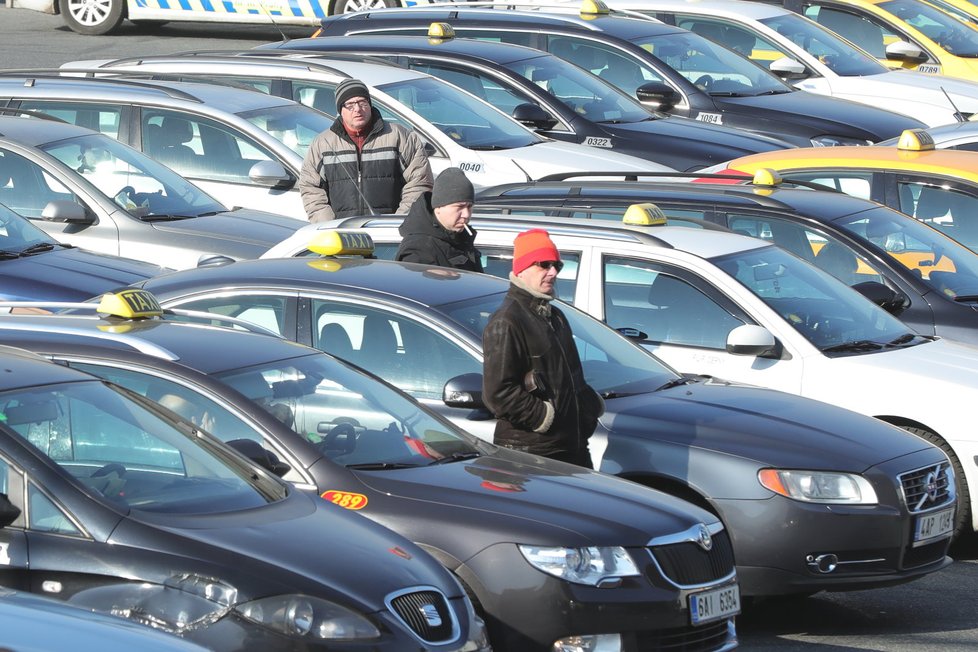 Taxikáři při protestu 1. března vyjeli k Úřadu vlády, ministerstvu dopravy i magistrátu.