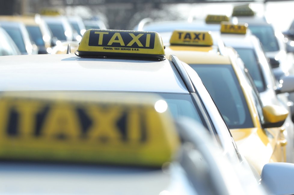 Ulice Prahy během protestů taxikářů na začátku letošního roku.