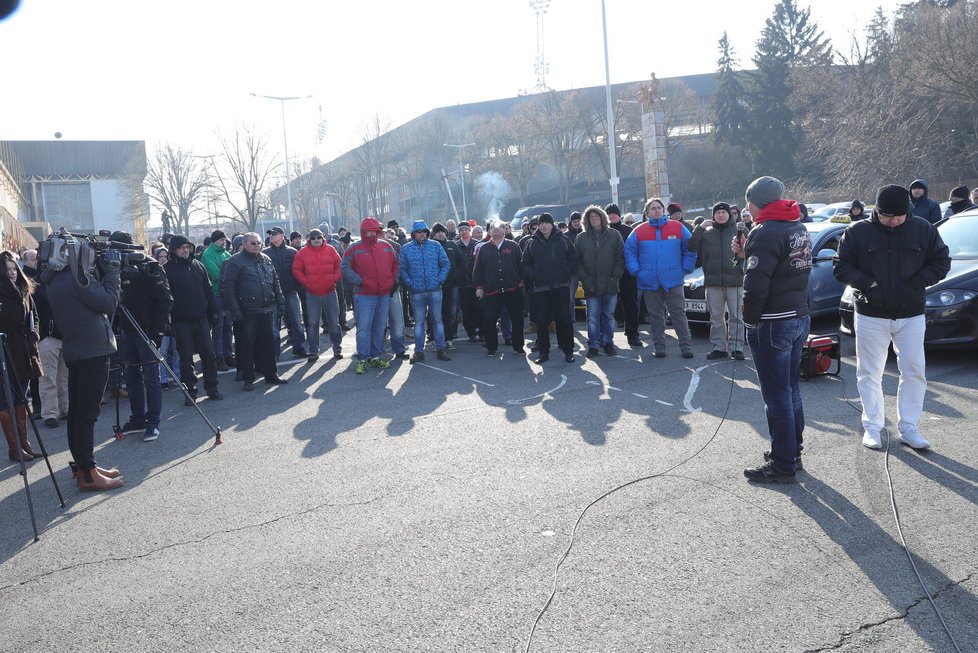 Taxikáři při protestu 1. března vyjeli k Úřadu vlády, ministerstvu dopravy i magistrátu.