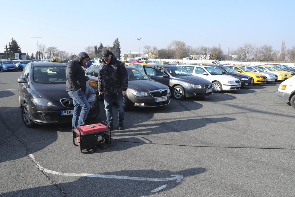 Taxikáři při protestu 1. března vyjeli k Úřadu vlády, ministerstvu dopravy i magistrátu.