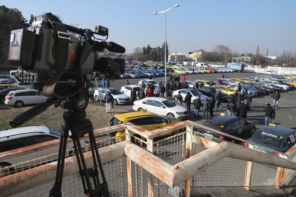 Taxikáři při protestu 1. března vyjeli k Úřadu vlády, ministerstvu dopravy i magistrátu.