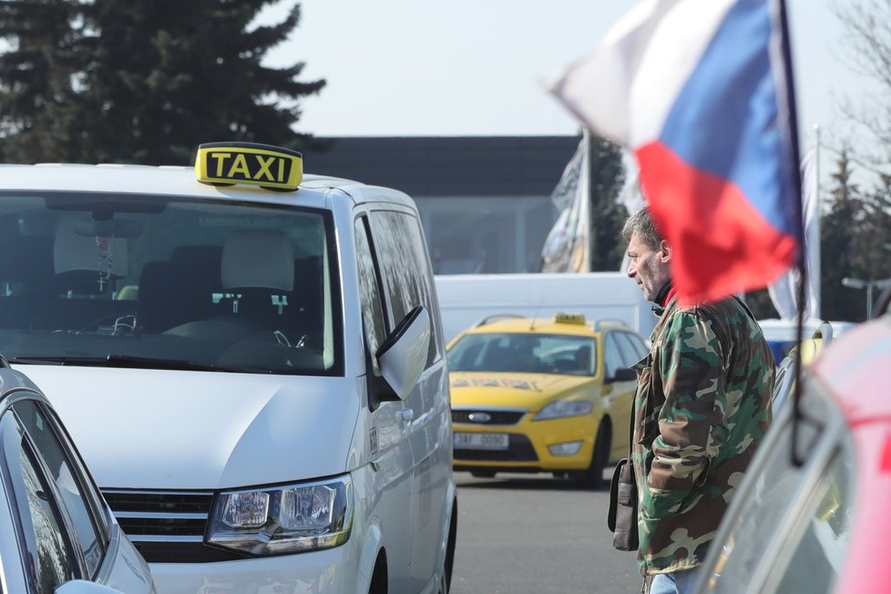 Proti Uberu několikrát demonstrovali i pražští taxikáři.