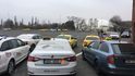 Kolem půl deváté ráno bylo na Strahově cca 80 taxikářských aut.