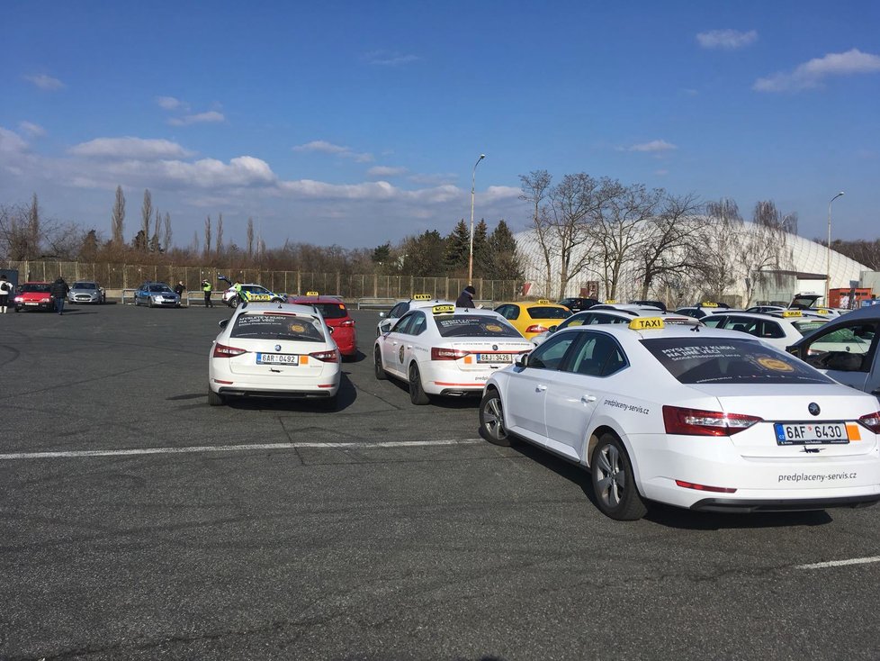 Taxikáři opět protestují proti alternativním taxislužbám.