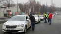 Taxikářů je před desátou na letišti přibližně 400.