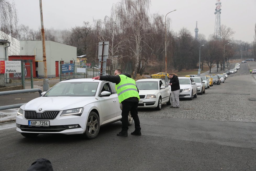 Taxikářů je před desátou na letišti přibližně 400.