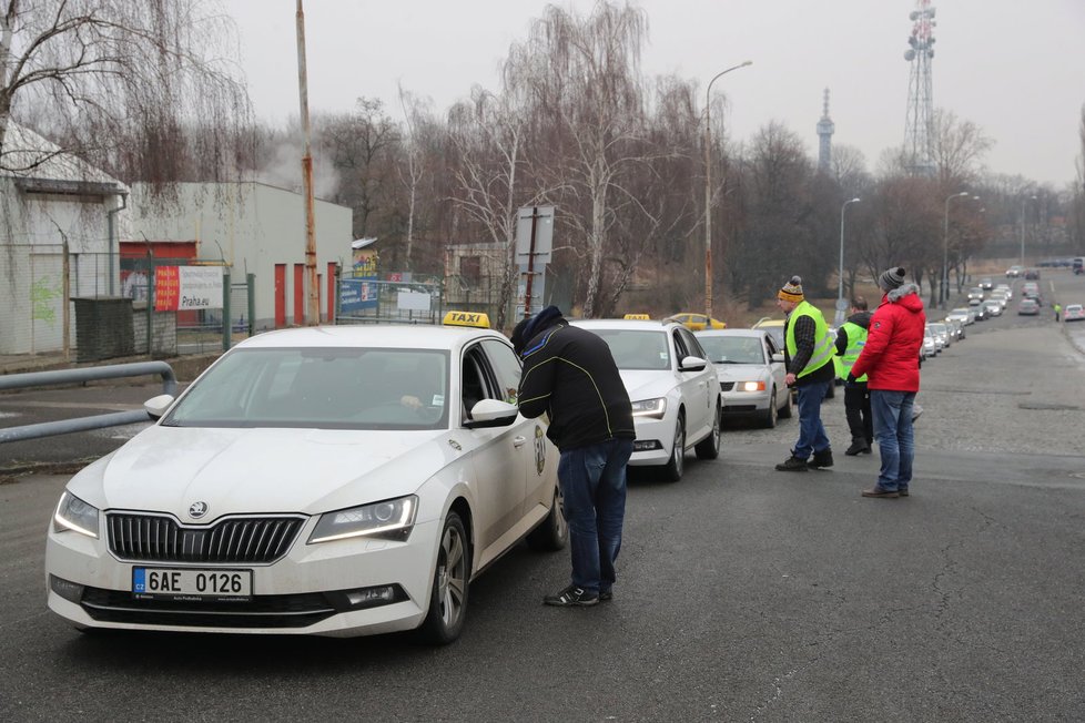 Taxikářů je před desátou na letišti přibližně 400.