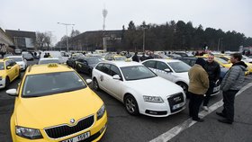 Jedna z protestních jízd pražských taxikářů