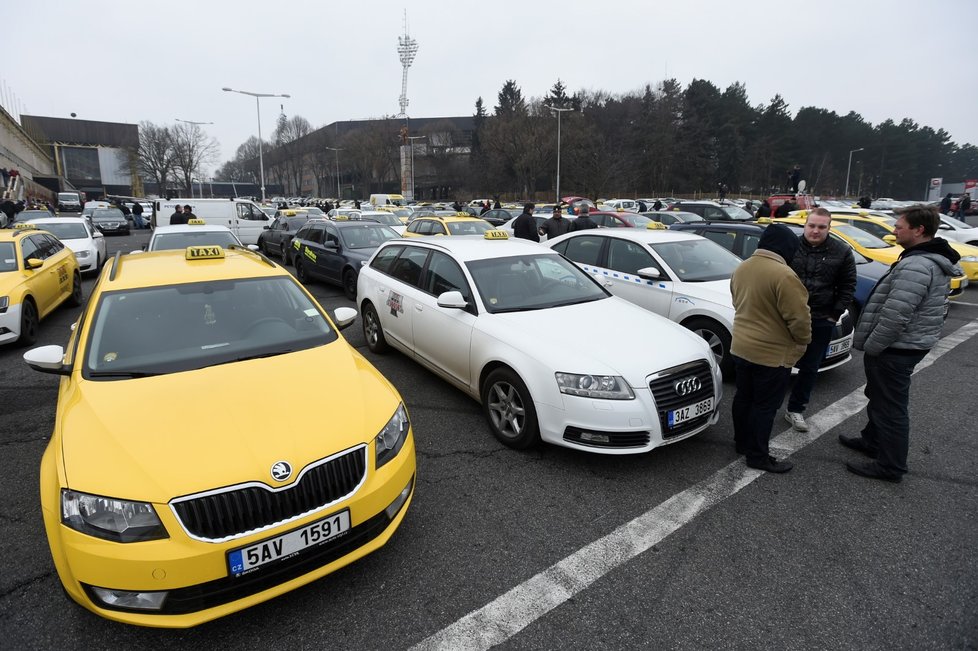 Jedna z protestních jízd pražských taxikářů