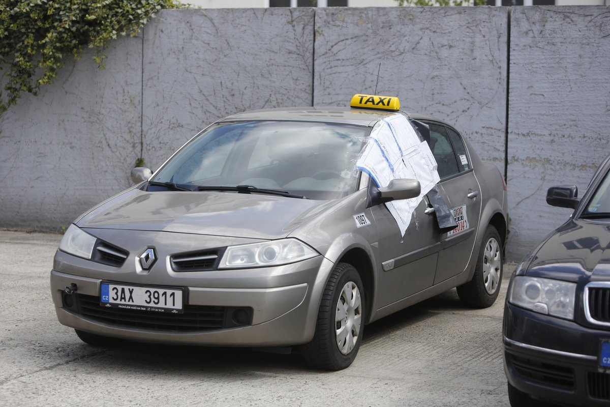 Policie má obě auta zavražděných taxikářů.