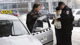11. 2. 2010 : Vypečenému taxikáři, ktrý natáhl redaktorky Blesku o 321 korun, zadrželi namístě taxikářský průkaz