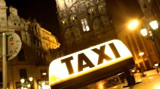 Taxikáři s dispečinkem přicházejí o byznys. Digitální platformy jim berou firemní klienty
