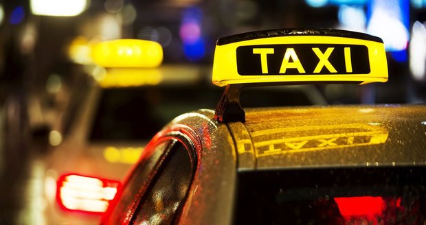 K loupeži si zavolal taxi, řidič ho ale vyklopil rovnou na stanici i s jeho lupem