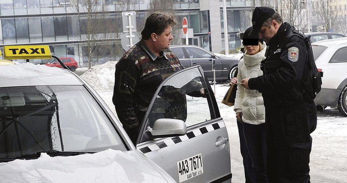 11. 2. 2010 : Vypečenému taxikáři, ktrý natáhl redaktorky Blesku o 321 korun, zadrželi namístě taxikářský průkaz