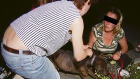 Žena (vpravo) doprovázející přejetého chodce měla hlavně starost o záchranu psa