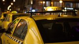 Taxikář zmlátil obuškem spolujezdce z fabie: Auto ho prý zdržovalo!