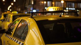 Taxikář z Plzně zmlátil spolujezdce ženy, která ho prý zdržovala v jízdě. Ten na něj ukázal prostředníček. Za to skončil v nemocnici. Řidiči taxíku teď hrozí tři roky vězení. (ilustrační foto)