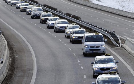 Taxikáři uctili památku kolegy smuteční jízdou.