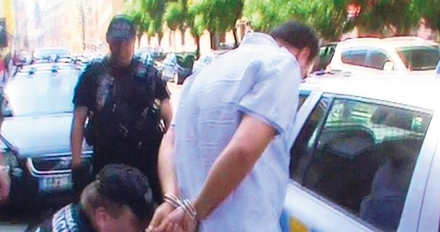 Taxikáře strážníci zadrželi a spoutaného předali policistům
