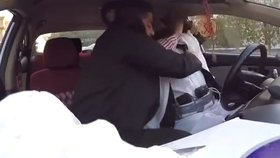 Dva starší pasažéři se s taxikářem začali prát.