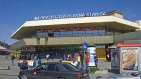 Taxi před Hlavním nádražím v Bratislavě