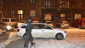 Pražští policisté nalezli v zaparkovaném taxi muže, který nejevil známky života, ihned ho začali resuscitovat.
