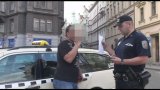 Šílený taxikář zaútočil na strážníka: Ty socko, já to platit nebudu!