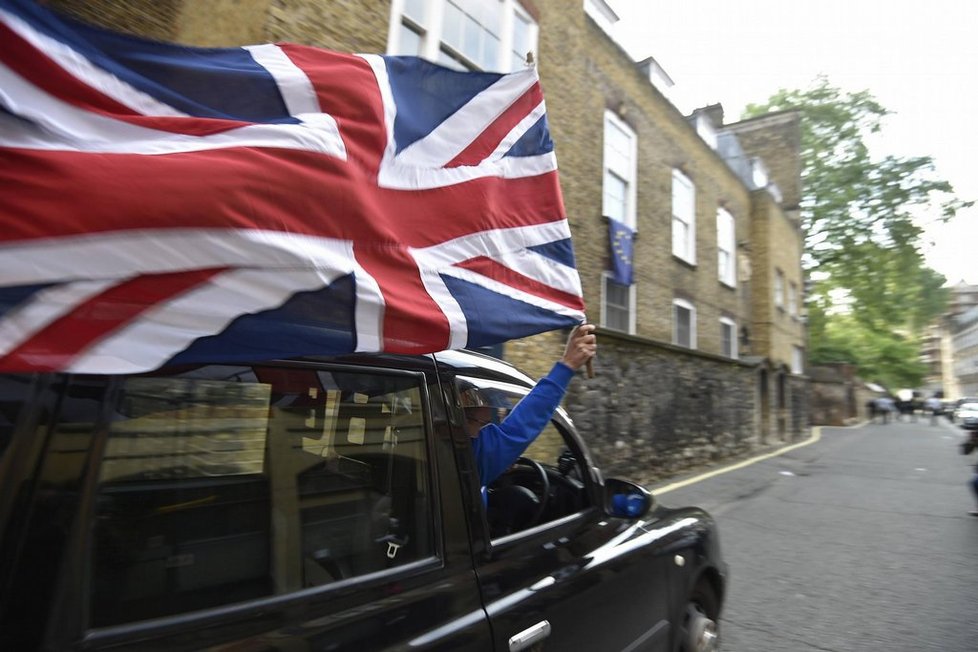 Taxikář vyjadřuje nadšení po výsledku referenda o setrvání v EU.