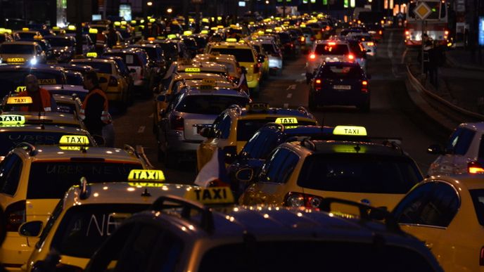 Taxikáři blokovali 8. února ráno kolem páté hodiny pražskou magistrálu na protest proti nelegálním taxislužbám a maximální povolené ceně. Protestní akci svolala Asociace koncesionářů v taxislužbě, která usiluje o další jednání s magistrátem.