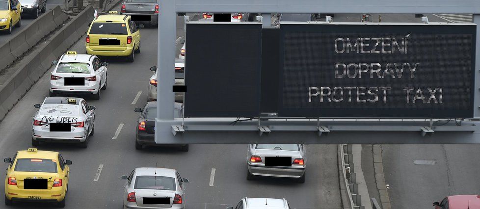 Jedna z protestních jízd pražských taxikářů