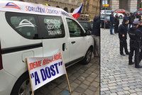 Taxikářské fiasko v centru Prahy: Na protest místo stovek naštvaných řidičů dorazilo sotva 10 lidí