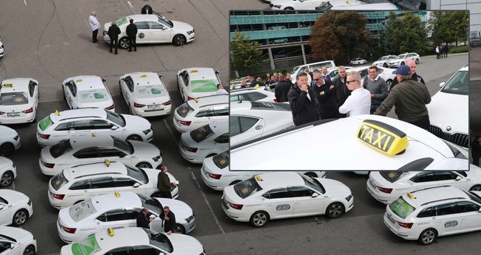 Taxikáři protestují na pražské letišti proti Uberu.