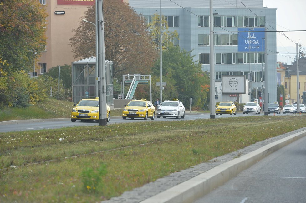 V Praze a Brně v pondělí protestovali taxikáři proti alternativním taxislužbám.