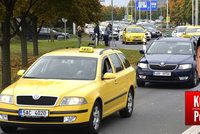 Komentář: Blokádou taxikáři jen naštvali lidi. Brzy budou sami rádi jezdit pro Uber