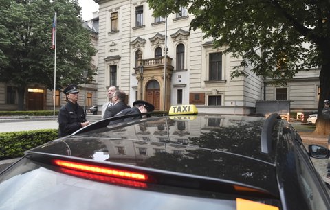 Taxikáři na úřadu vlády jednali s Babišem: Premiér vyzve Uber, aby dodržoval pevně stanovené ceny