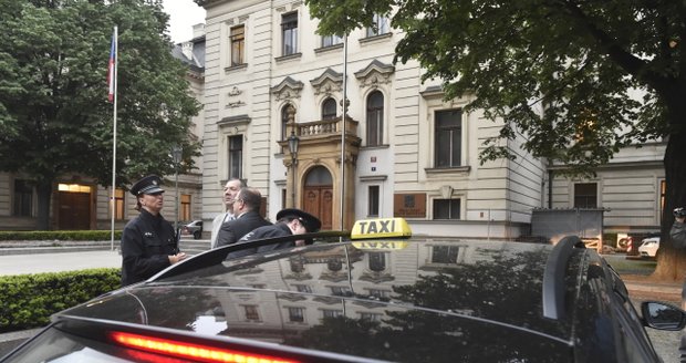 Taxikáři na úřadu vlády jednali s Babišem: Premiér vyzve Uber, aby dodržoval pevně stanovené ceny