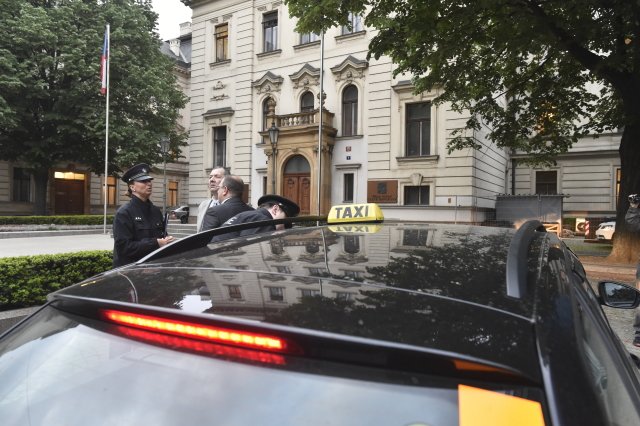 Taxikáři přijeli jednat s premiére v demisi Andrejem Babišem (ANO).