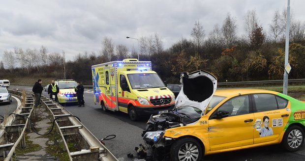 Taxikářka vrazila do dodávky: Ujela ještě 300 metrů a skončila ve svodidlech 