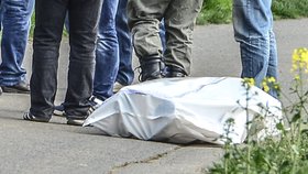 Pod plachtou je skryto tělo jedné z obětí nalezené u Uhříněvse.