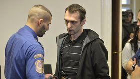 Začal ostře sledovaný soud s mužem obviněným z vraždy taxikářů z Prahy.