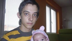 Daniel C. s dcerkou pár měsíců po jejím narození.