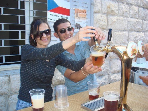 Palestinské pivo Taybeh u české diplomatické mise