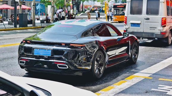 Porsche Taycan zachyceno téměř bez maskování. Prohání se v Číně