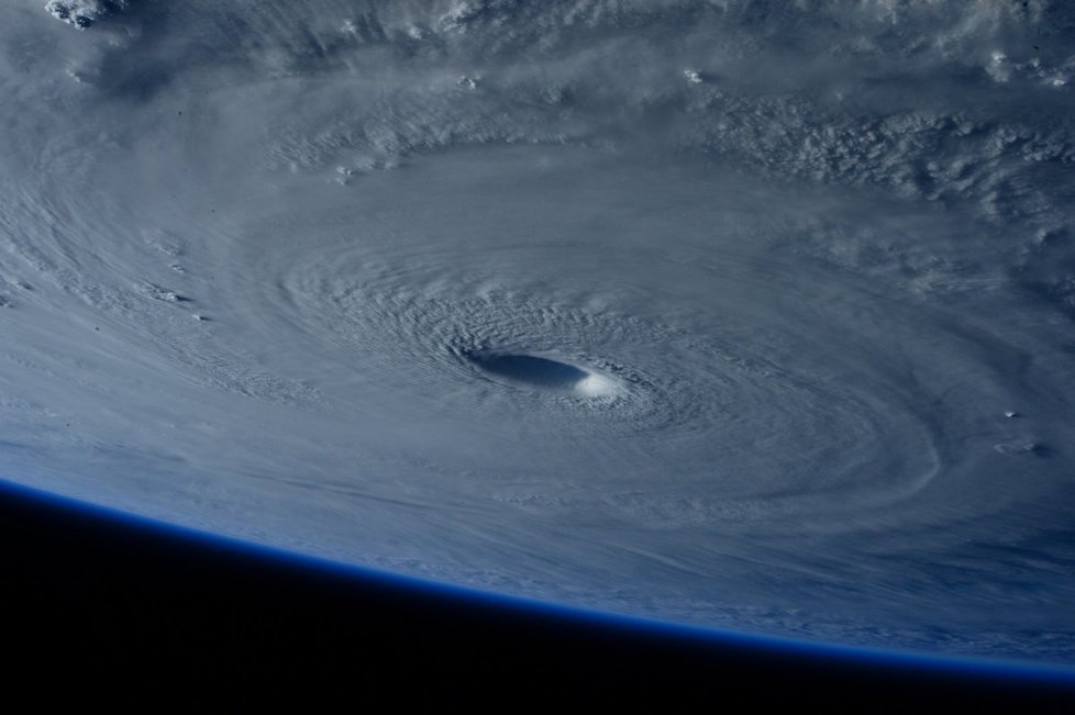 Tajfun Maysak se řítí na Filipíny