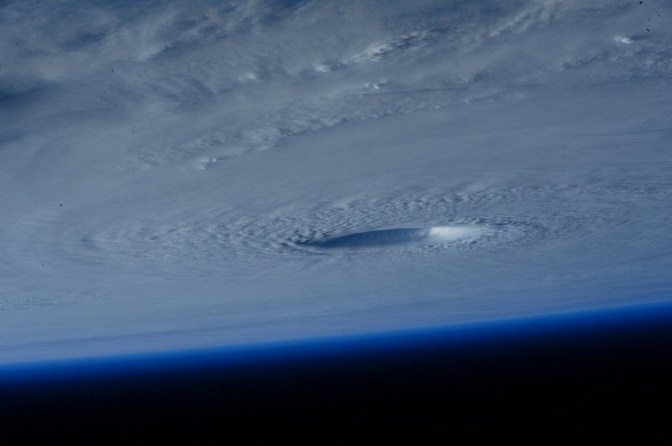 Tajfun Maysak se řítí na Filipíny