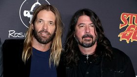 Ve věku 50 let náhle zemřel bubeník kapely Foo Fighters Taylor Hawkins